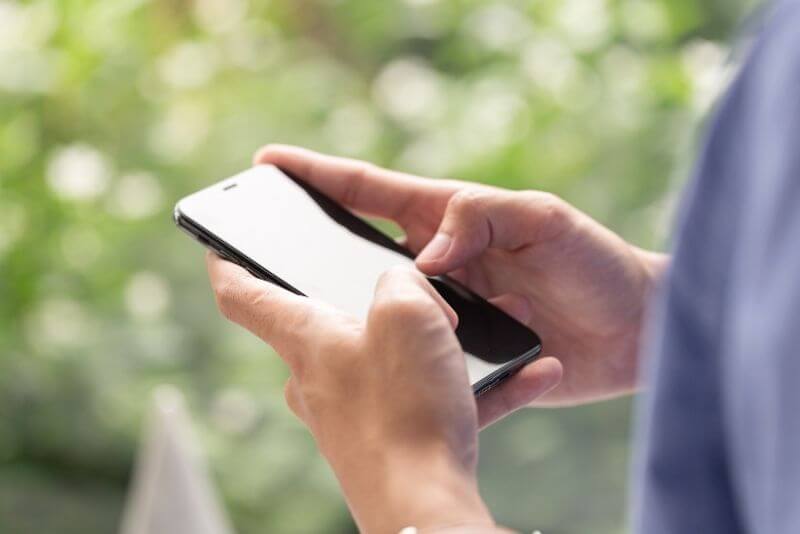 Take notes on a phone while listening to a speaker